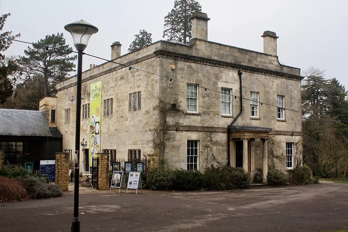 Exterior of Stroud Museum in Stratford Park