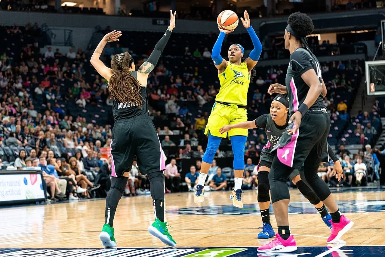 Arike Ogunbowale shoots over Minnesota Lynx defenders during a Dallas Wings game in 2019.