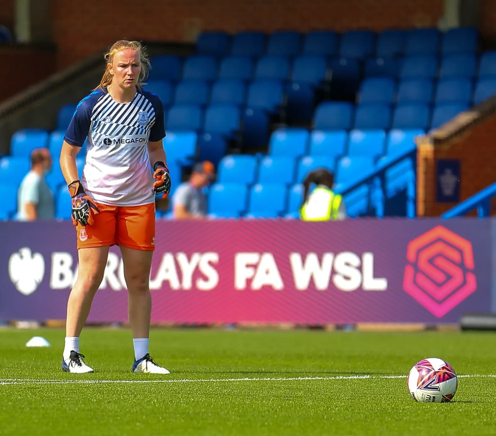 Courtney Brosnan playing for Everton Women during a match against Chelsea Women.