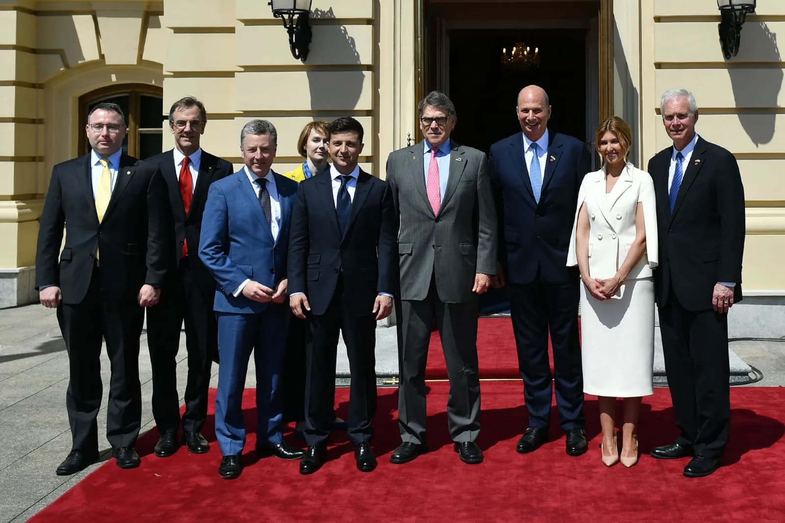 Volodymyr Zelensky stands with Ukrainian and U.S. officials at his inauguration.
