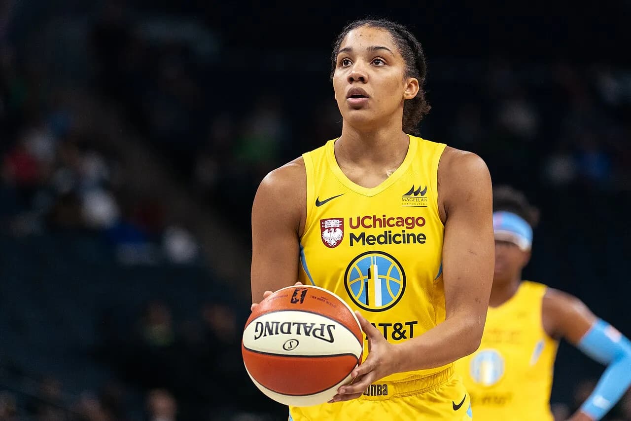 Gabby Williams playing basketball for the Chicago Sky against the Minnesota Lynx in 2019