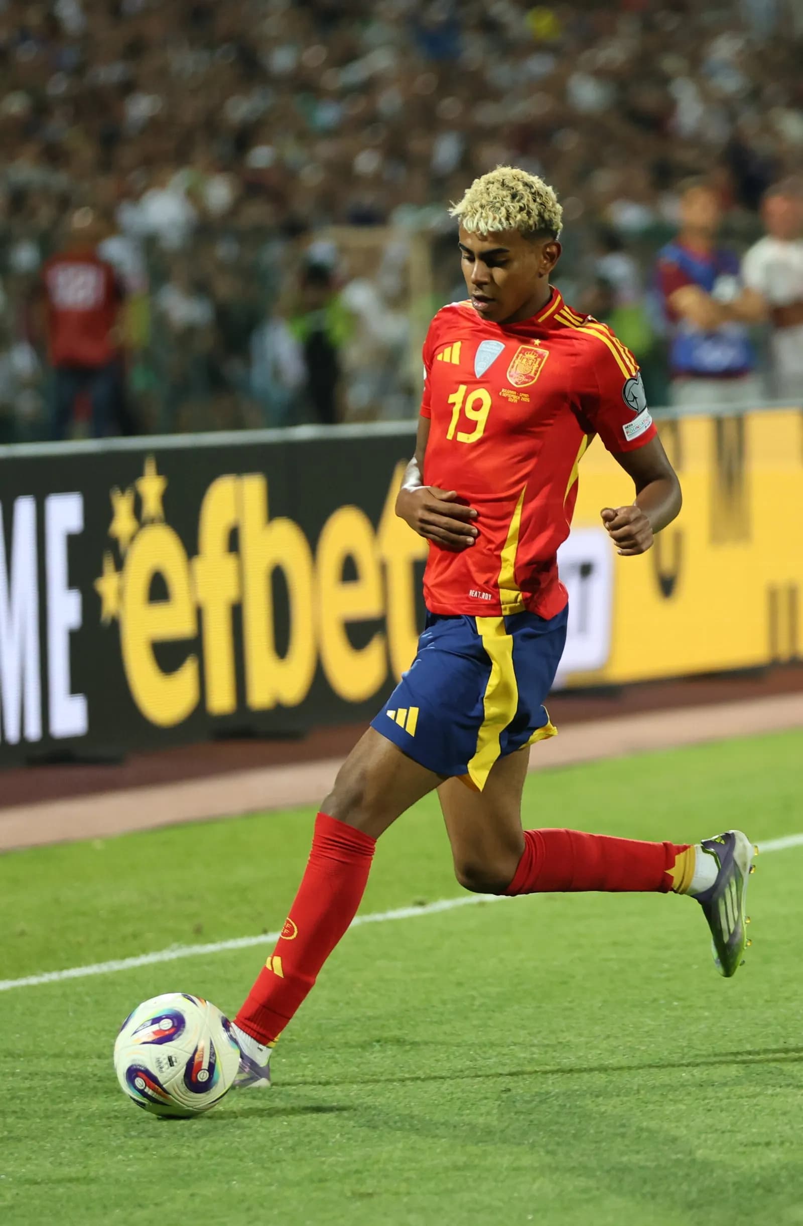 Lamine Yamal playing for Spain during the match against Bulgaria.
