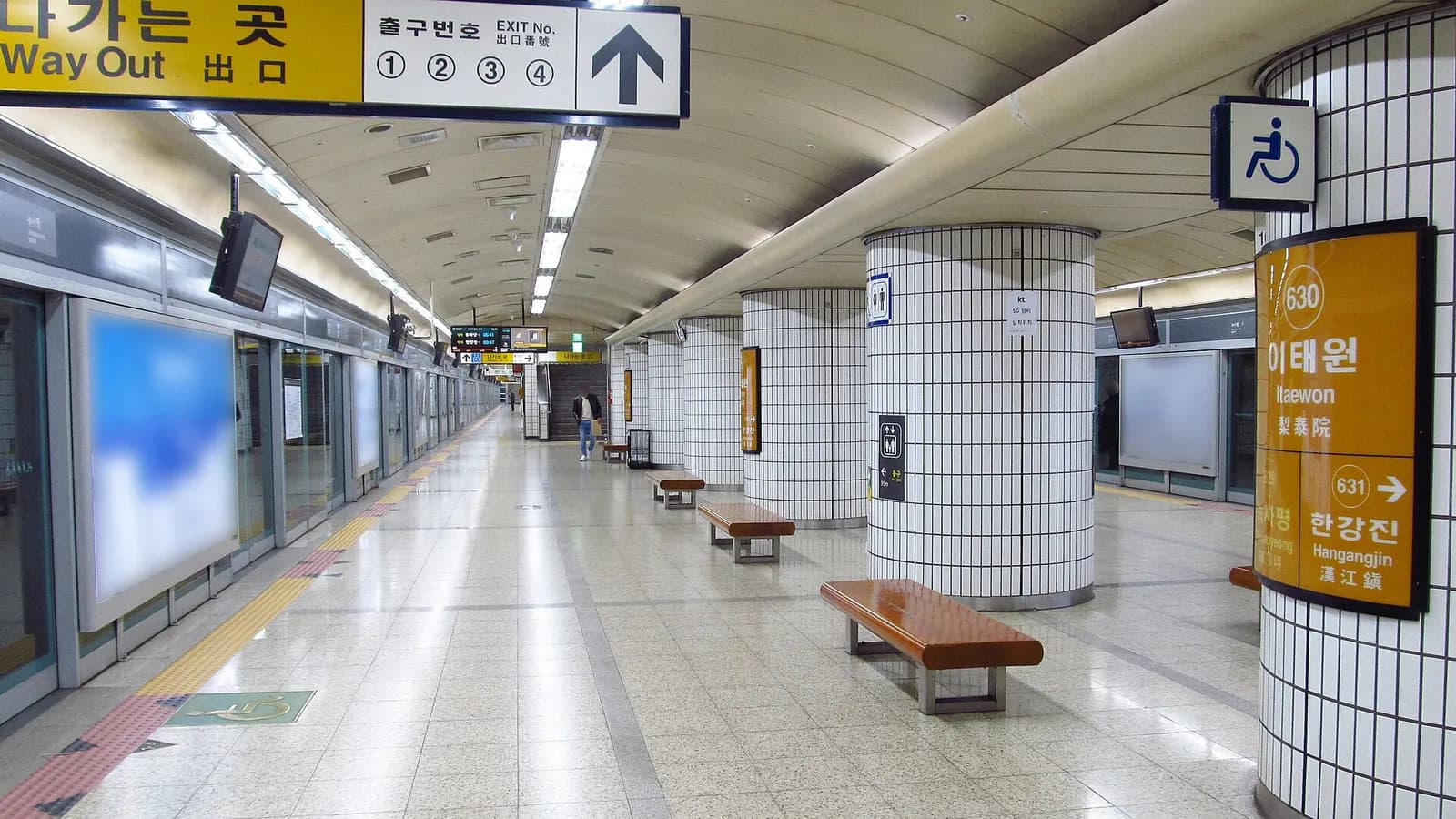 Platform at Itaewon Station on Seoul Subway Line 6