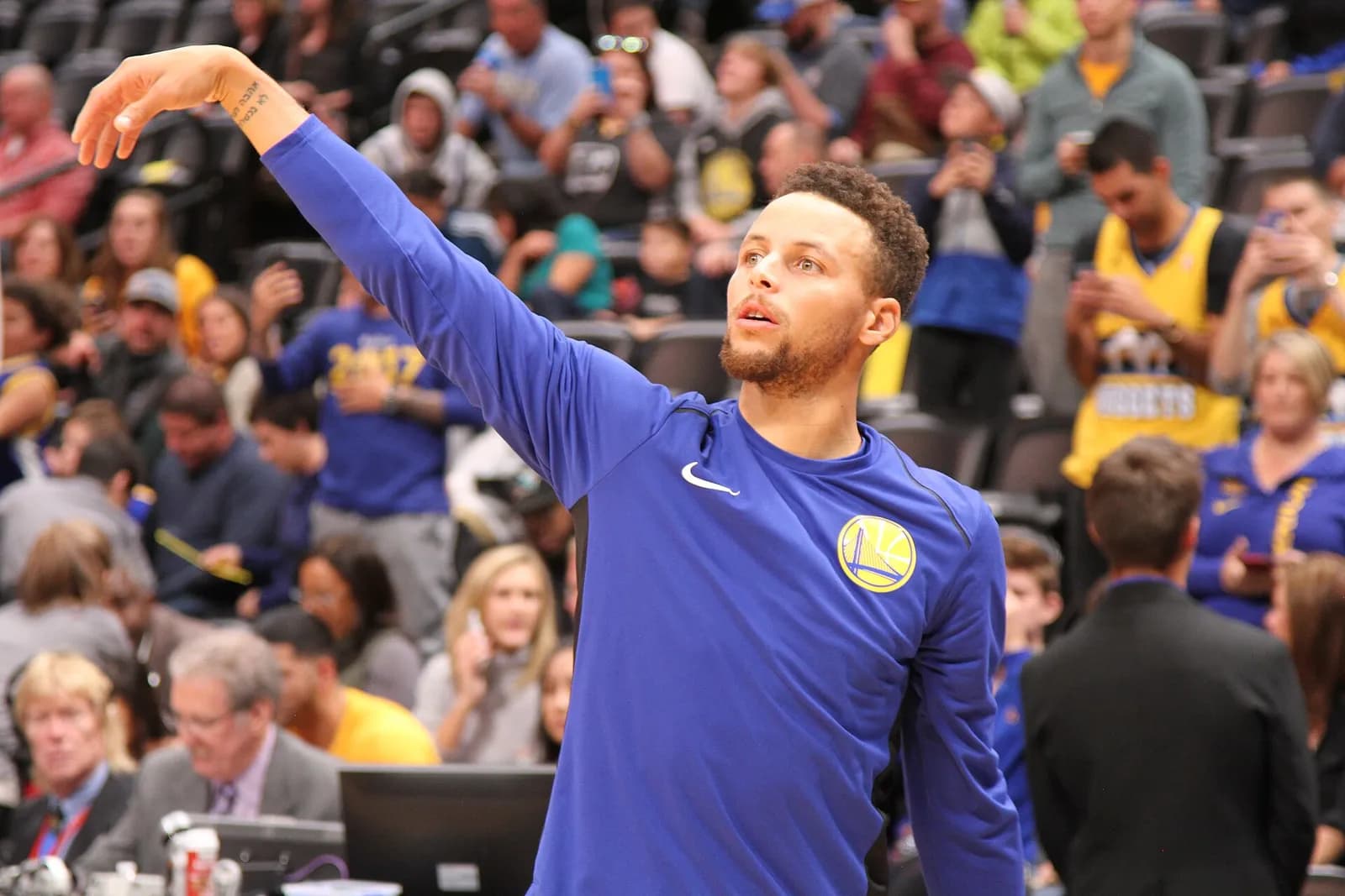 Stephen Curry warms up before a Golden State Warriors game in Denver.