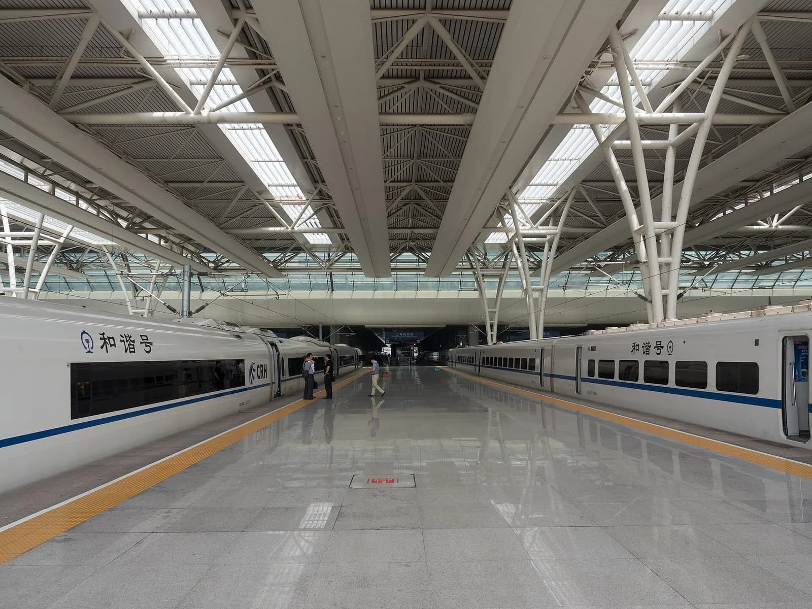 A platform at Shanghai Hongqiao Railway Station.