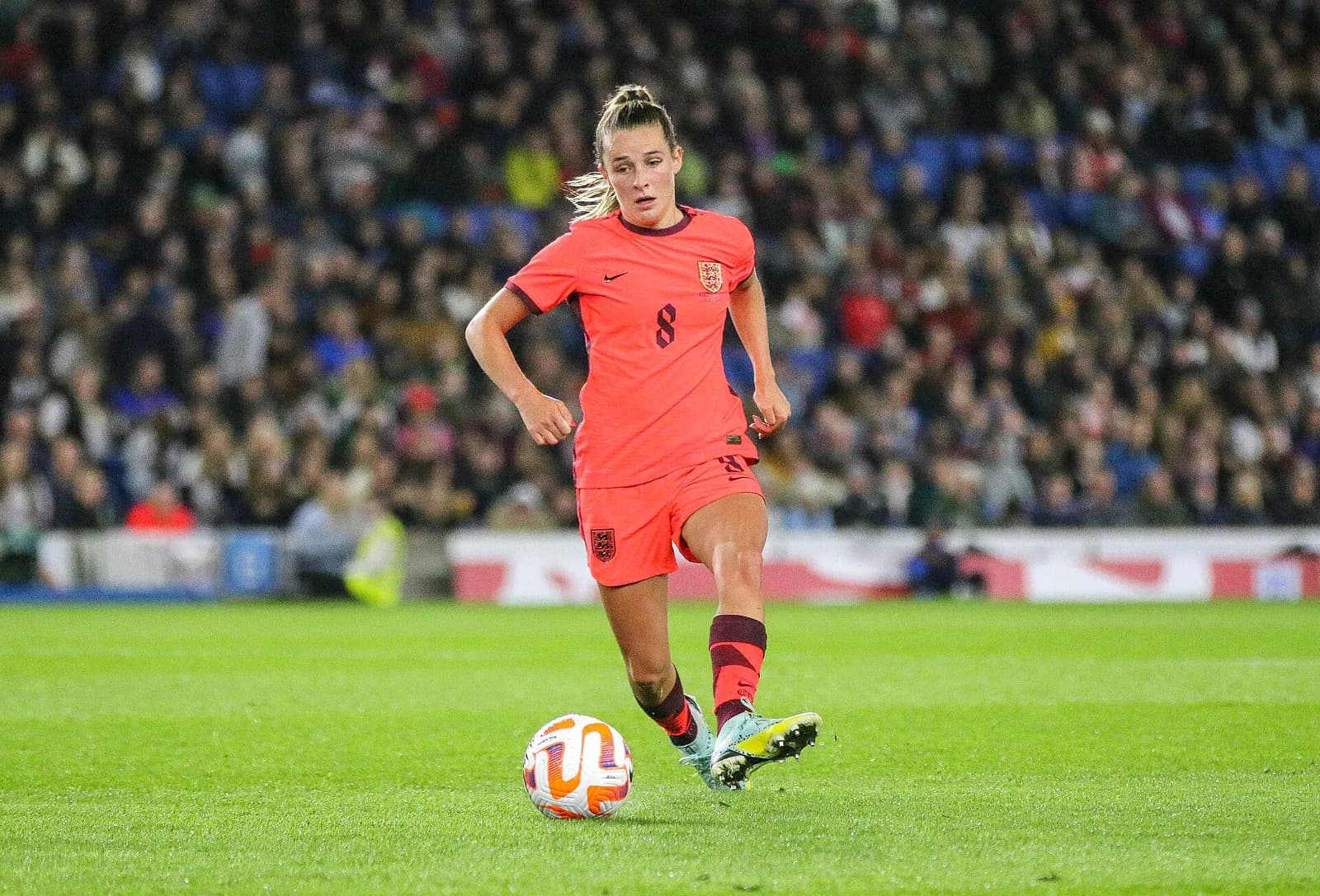 Ella Toone playing for England against the Czech Republic.